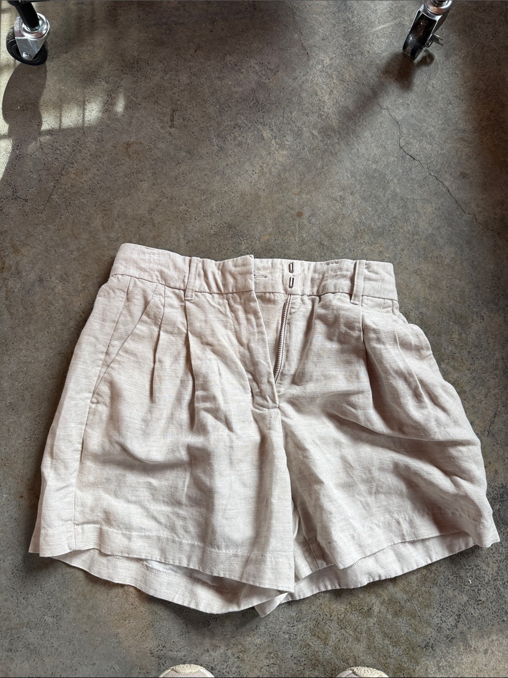 Aritzia Light Beige High-Waist Pleated Linen-Blend Shorts